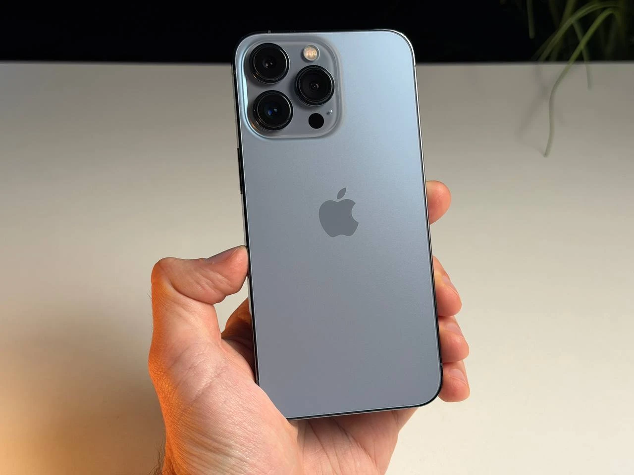 ВЖИВАНИЙ Б/У Apple iPhone 13 Pro 256GB Sierra Blue (MLU03, MLVP3) - Состояние: хороший | Аккумулятор: 100% | Комплектация: iPhone, кабель | Гарантия: 3 мес.