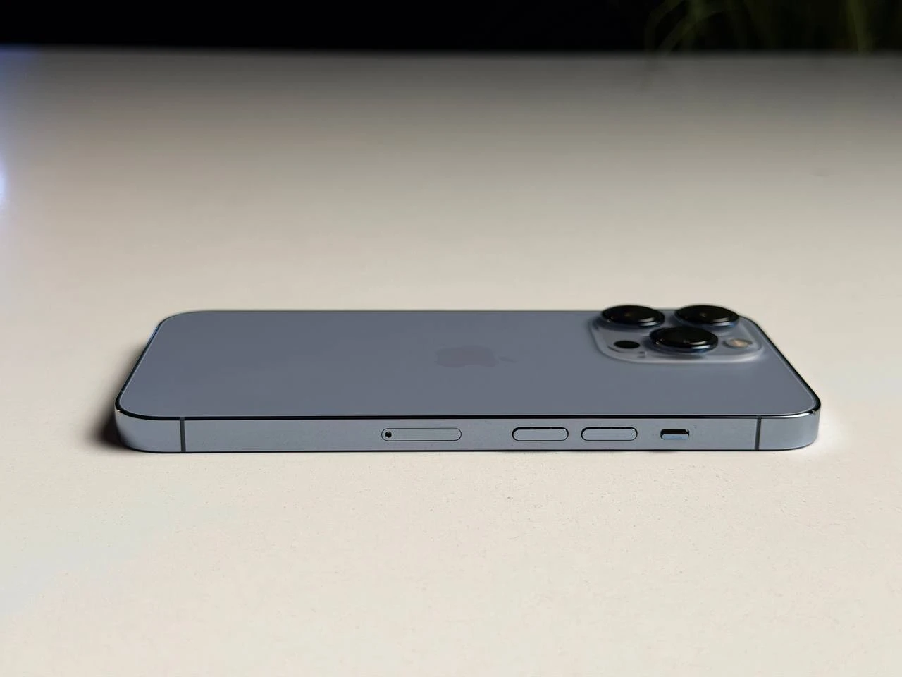 ВЖИВАНИЙ Б/У Apple iPhone 13 Pro 256GB Sierra Blue (MLU03, MLVP3) - Состояние: хороший | Аккумулятор: 100% | Комплектация: iPhone, кабель | Гарантия: 3 мес.