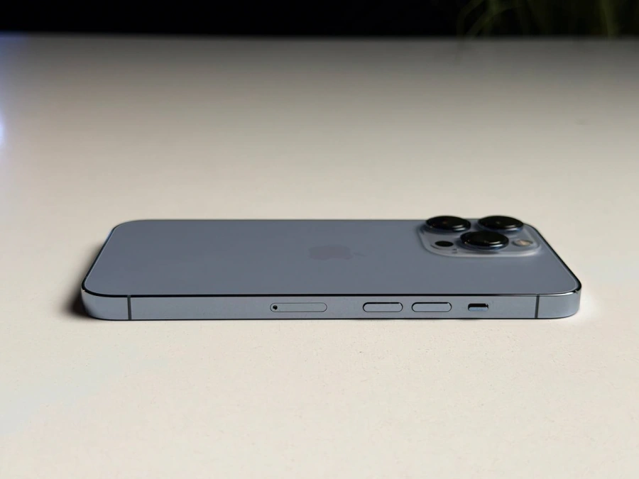 ВЖИВАНИЙ Б/У Apple iPhone 13 Pro 256GB Sierra Blue (MLU03, MLVP3) - Состояние: хороший | Аккумулятор: 100% | Комплектация: iPhone, кабель | Гарантия: 3 мес.