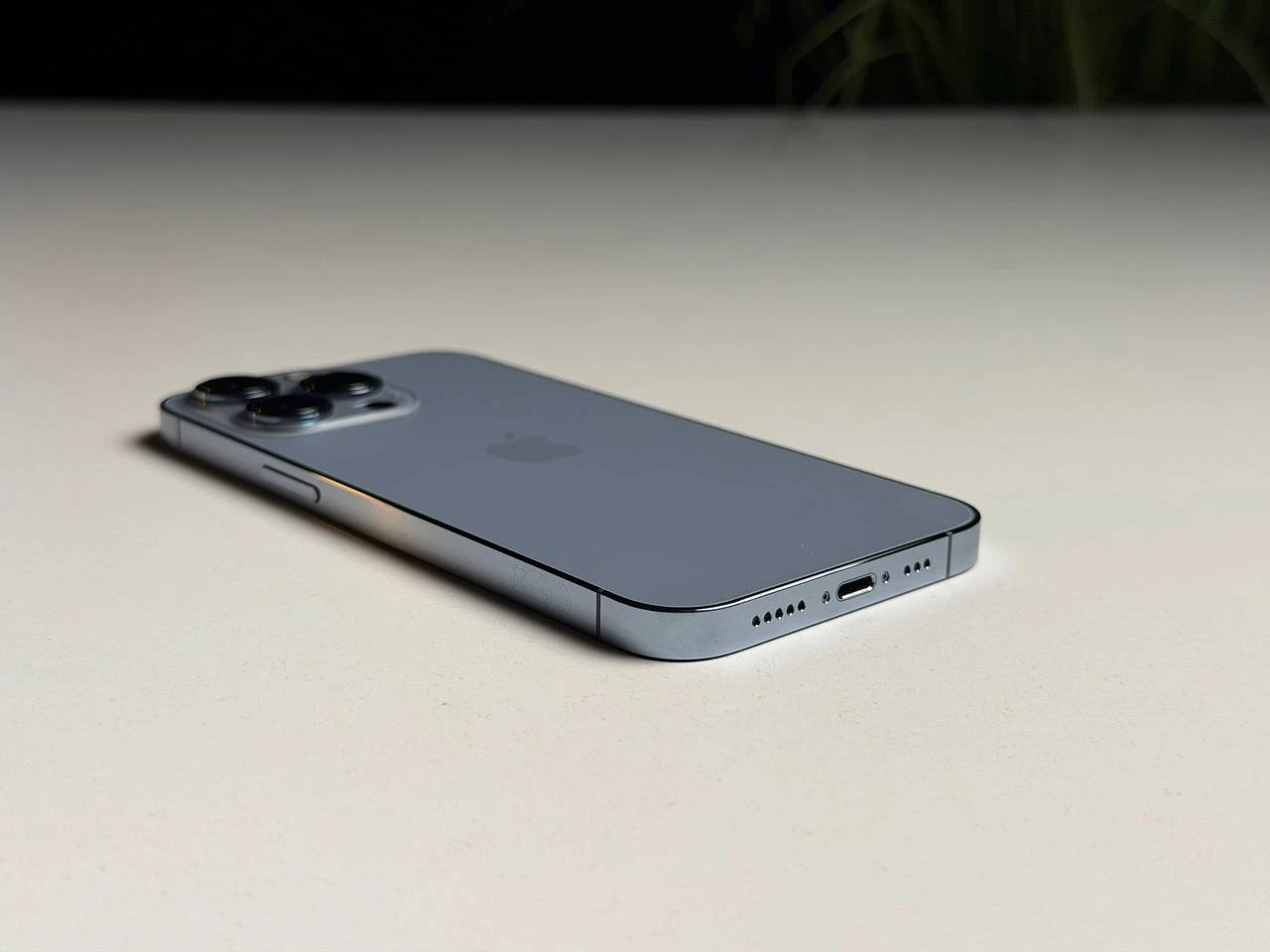 ВЖИВАНИЙ Б/У Apple iPhone 13 Pro 256GB Sierra Blue (MLU03, MLVP3) - Состояние: хороший | Аккумулятор: 100% | Комплектация: iPhone, кабель | Гарантия: 3 мес.