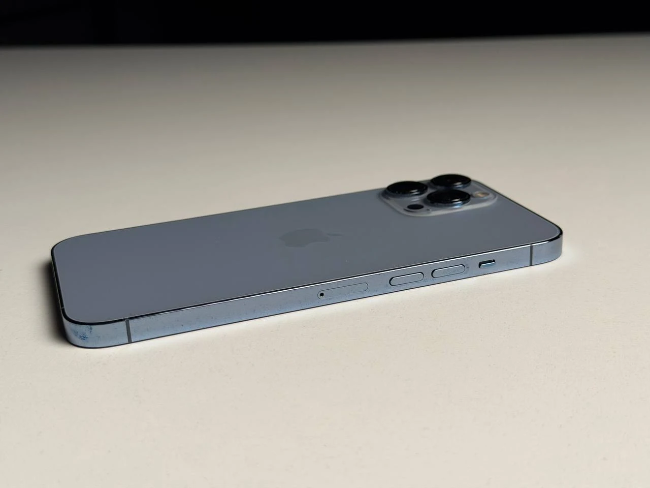 ВЖИВАНИЙ Б/У Apple iPhone 13 Pro Max 128GB Sierra Blue (MLKP3, MLL93) - Состояние: удовлетворительный | Аккумулятор: 87% | Комплектация: iPhone, кабель | Гарантия: 3 мес.