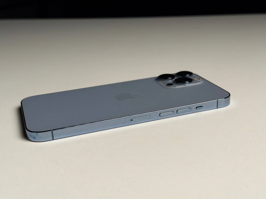 ВЖИВАНИЙ Б/У Apple iPhone 13 Pro Max 128GB Sierra Blue (MLKP3, MLL93) - Состояние: удовлетворительный | Аккумулятор: 87% | Комплектация: iPhone, кабель | Гарантия: 3 мес.
