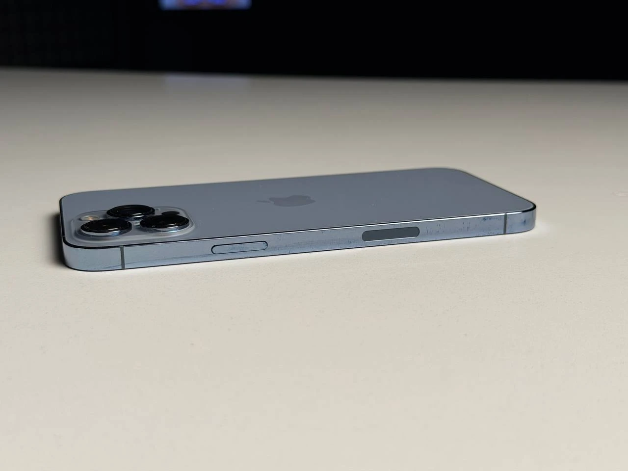 ВЖИВАНИЙ Б/У Apple iPhone 13 Pro Max 128GB Sierra Blue (MLKP3, MLL93) - Состояние: удовлетворительный | Аккумулятор: 87% | Комплектация: iPhone, кабель | Гарантия: 3 мес.