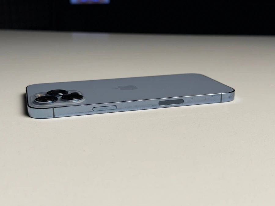 ВЖИВАНИЙ Б/У Apple iPhone 13 Pro Max 128GB Sierra Blue (MLKP3, MLL93) - Состояние: удовлетворительный | Аккумулятор: 87% | Комплектация: iPhone, кабель | Гарантия: 3 мес.