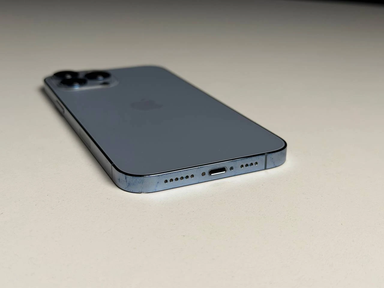 ВЖИВАНИЙ Б/У Apple iPhone 13 Pro Max 128GB Sierra Blue (MLKP3, MLL93) - Состояние: удовлетворительный | Аккумулятор: 87% | Комплектация: iPhone, кабель | Гарантия: 3 мес.