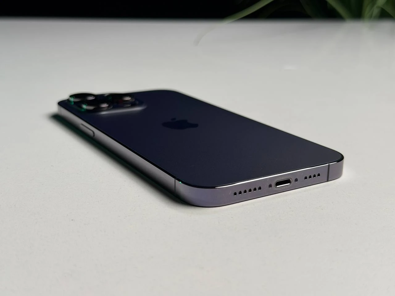ВЖИВАНИЙ Б/У Apple iPhone 14 Pro Max 256GB Deep Purple (MQ9X3) - Состояние: хороший | Аккумулятор: 100% | Комплектация: iPhone, кабель | Гарантия: 3 мес.