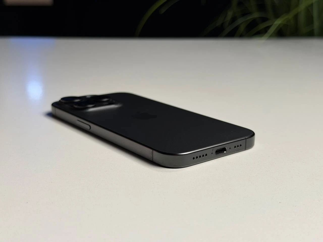 ВЖИВАНИЙ Б/У Apple iPhone 15 Pro 128GB Black Titanium (MTUV3) - Состояние: идеальный | Аккумулятор: 89% | Комплектация: iPhone, кабель | Гарантия: 3 мес.