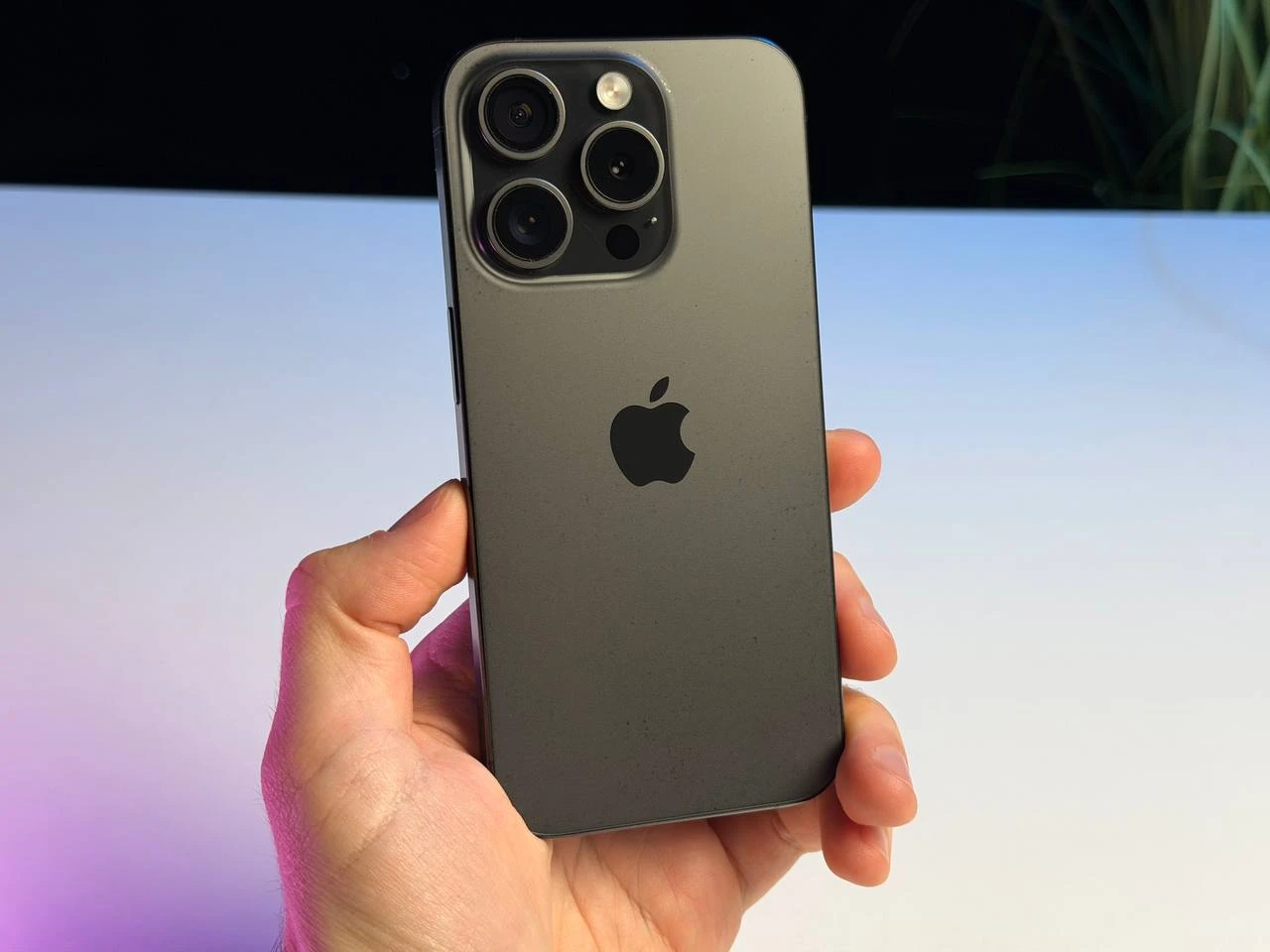 ВЖИВАНИЙ Б/У Apple iPhone 15 Pro 128GB Black Titanium (MTUV3) - Состояние: хороший | Аккумулятор: 87% | Комплектация: iPhone, кабель | Гарантия: 3 мес.