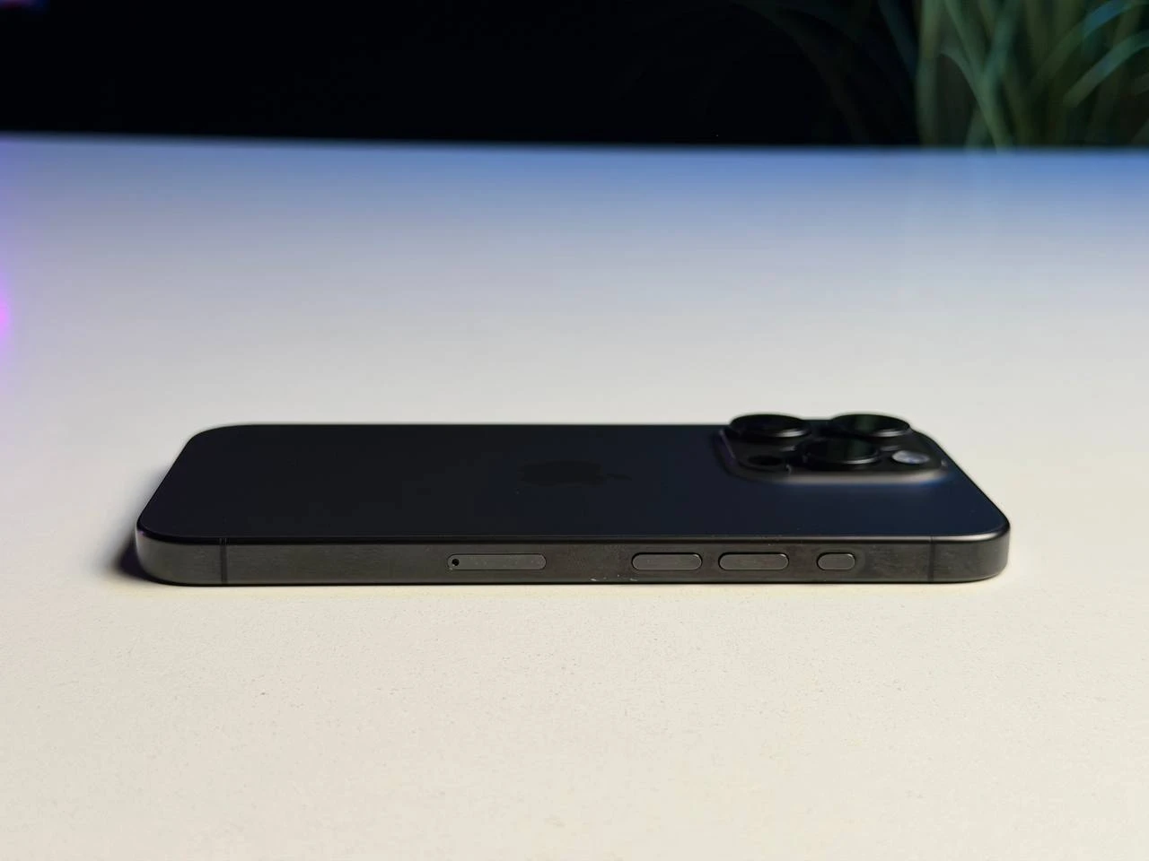 ВЖИВАНИЙ Б/У Apple iPhone 15 Pro 128GB Black Titanium (MTUV3) - Состояние: хороший | Аккумулятор: 87% | Комплектация: iPhone, кабель | Гарантия: 3 мес.