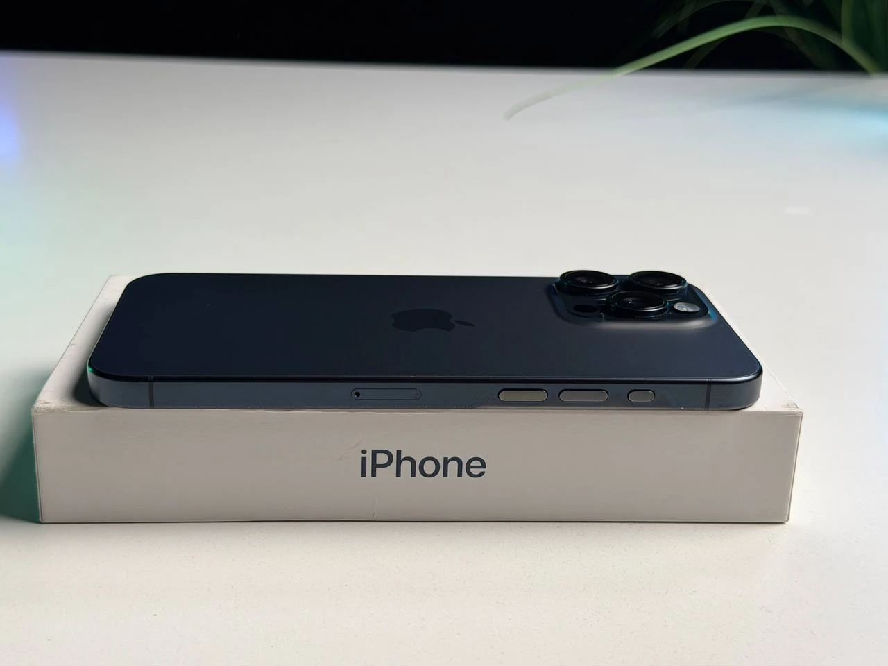 ВЖИВАНИЙ Б/У Apple iPhone 15 Pro Max 256GB Blue Titanium (MU7A3) - Состояние: хороший | Аккумулятор: 100% | Комплектация: полный | Гарантия: 3 мес.