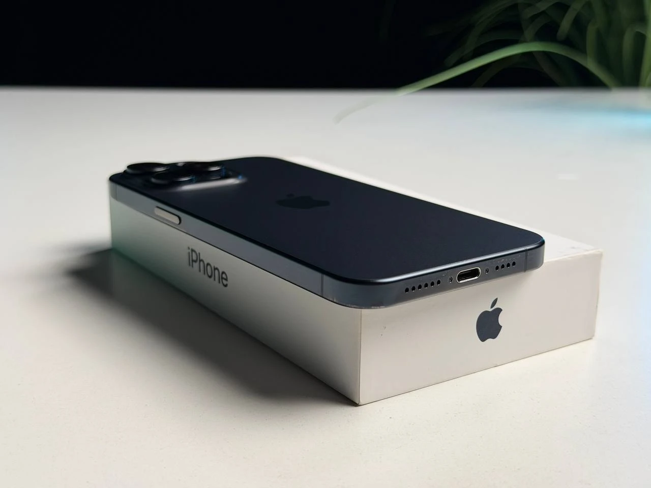 ВЖИВАНИЙ Б/У Apple iPhone 15 Pro Max 256GB Blue Titanium (MU7A3) - Состояние: хороший | Аккумулятор: 100% | Комплектация: полный | Гарантия: 3 мес.