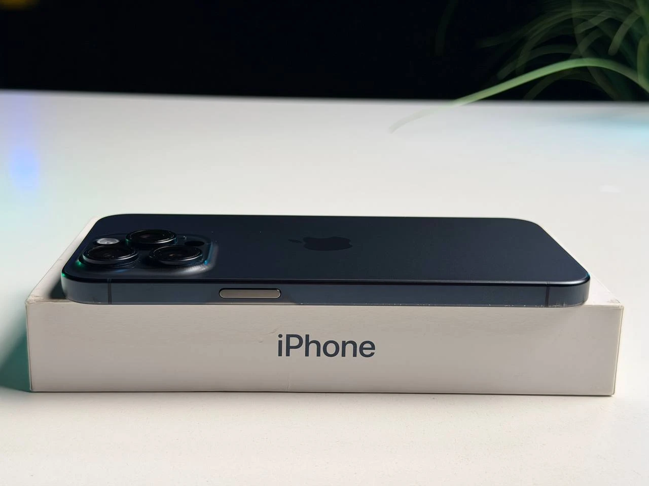 ВЖИВАНИЙ Б/У Apple iPhone 15 Pro Max 256GB Blue Titanium (MU7A3) - Состояние: хороший | Аккумулятор: 100% | Комплектация: полный | Гарантия: 3 мес.