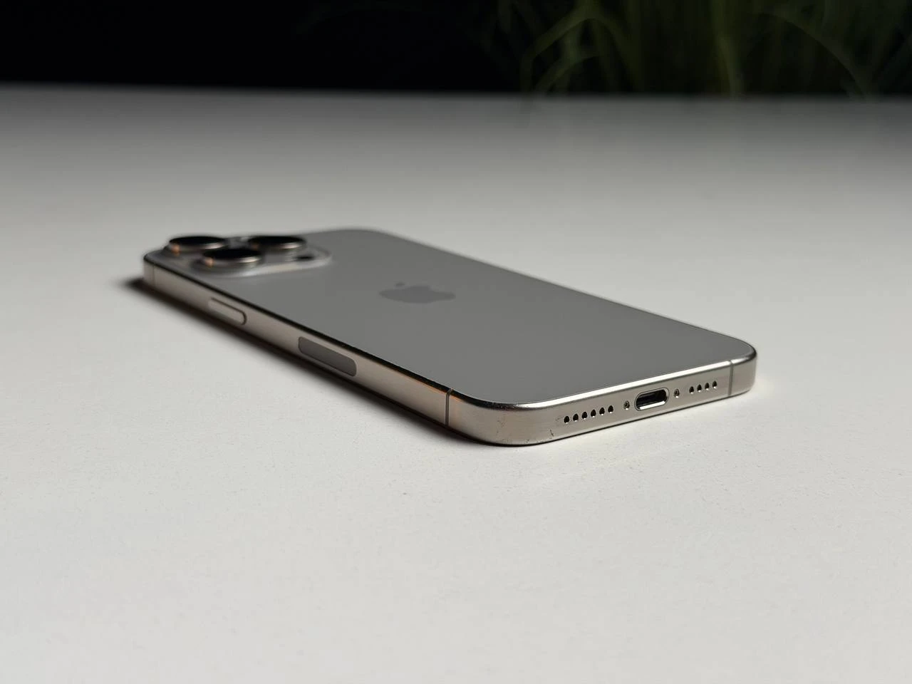 ВЖИВАНИЙ Б/У Apple iPhone 15 Pro Max 256GB Natural Titanium eSim (MU683) - Состояние: хороший | Аккумулятор: 100% | Комплектация: iPhone, кабель | Гарантия: 3 мес.