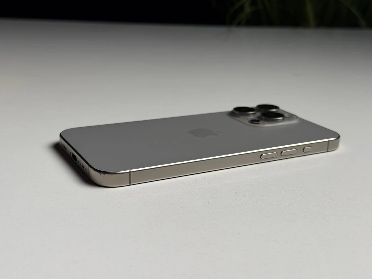 ВЖИВАНИЙ Б/У Apple iPhone 15 Pro Max 256GB Natural Titanium eSim (MU683) - Состояние: хороший | Аккумулятор: 100% | Комплектация: iPhone, кабель | Гарантия: 3 мес.
