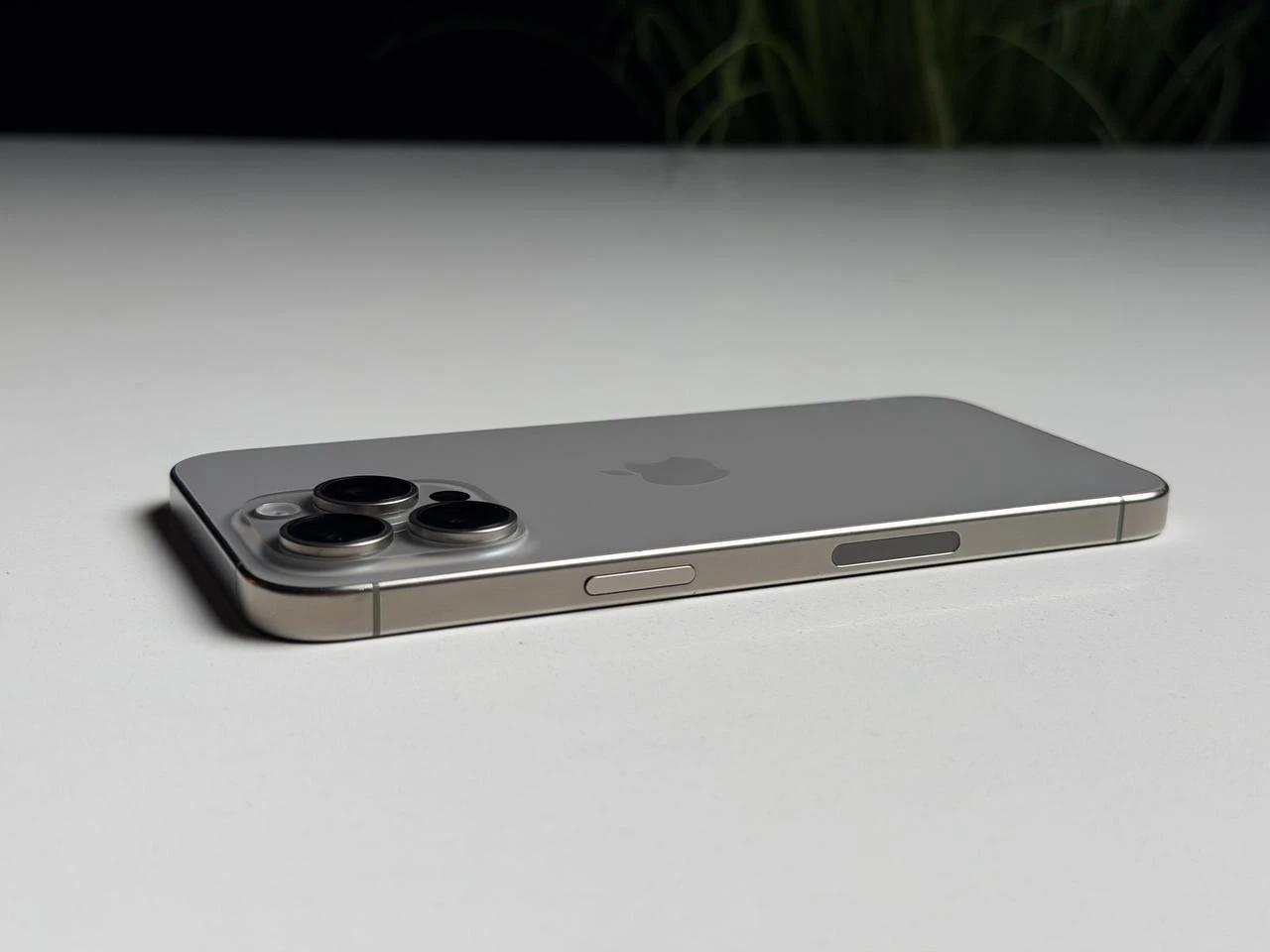 ВЖИВАНИЙ Б/У Apple iPhone 15 Pro Max 256GB Natural Titanium eSim (MU683) - Состояние: хороший | Аккумулятор: 100% | Комплектация: iPhone, кабель | Гарантия: 3 мес.