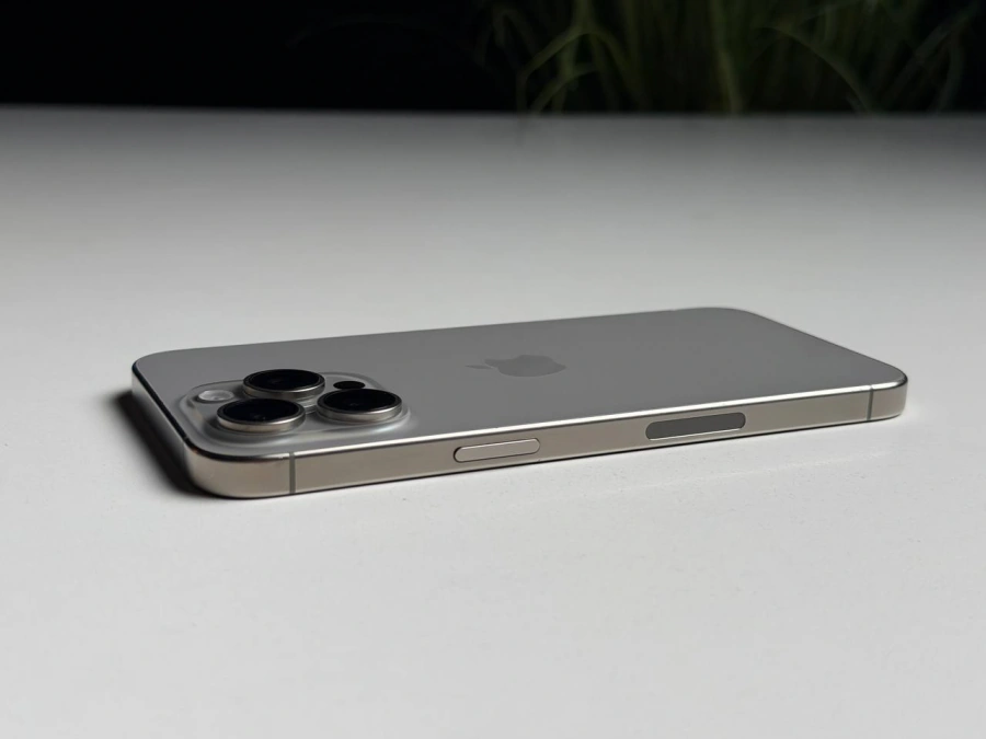 ВЖИВАНИЙ Б/У Apple iPhone 15 Pro Max 256GB Natural Titanium eSim (MU683) - Состояние: хороший | Аккумулятор: 100% | Комплектация: iPhone, кабель | Гарантия: 3 мес.