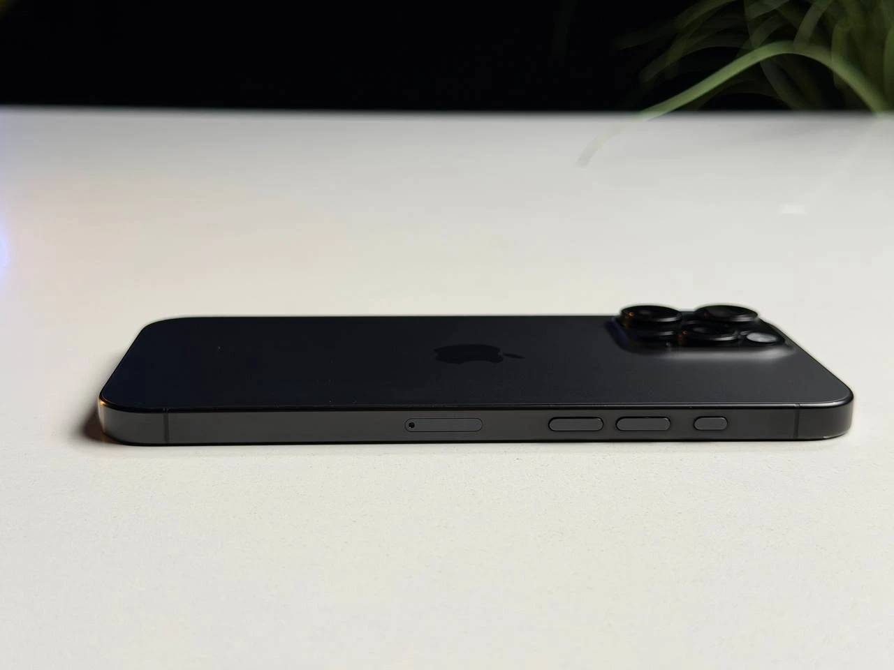 ВЖИВАНИЙ Б/У Apple iPhone 16 Pro Max 256GB Black Titanium (MYWV3) - Состояние: хороший | Аккумулятор: 92% | Комплектация: iPhone, кабель | Гарантия: 3 мес.