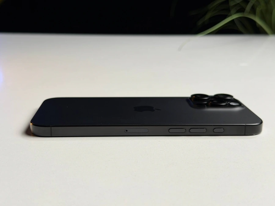 ВЖИВАНИЙ Б/У Apple iPhone 16 Pro Max 256GB Black Titanium (MYWV3) - Состояние: хороший | Аккумулятор: 92% | Комплектация: iPhone, кабель | Гарантия: 3 мес.