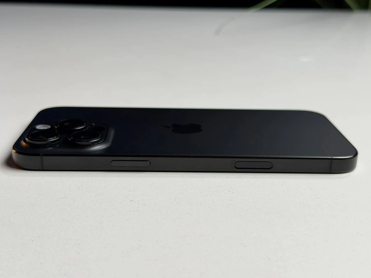 ВЖИВАНИЙ Б/У Apple iPhone 16 Pro Max 256GB Black Titanium (MYWV3) - Состояние: хороший | Аккумулятор: 92% | Комплектация: iPhone, кабель | Гарантия: 3 мес.
