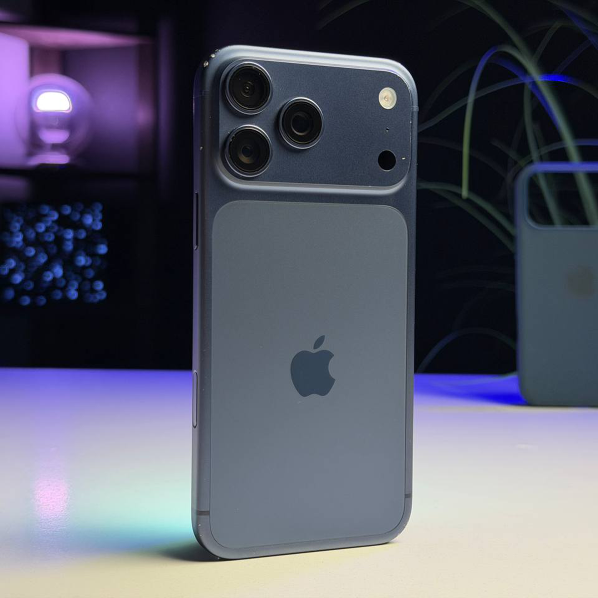 ВЖИВАНИЙ Б/У Apple iPhone 17 Pro Max 512GB Deep Blue (MFYU4) - Стан: задовільний | Акумулятор: 100% | Комплектація: iPhone, кабель, чохол | Гарантія: 3 міс.