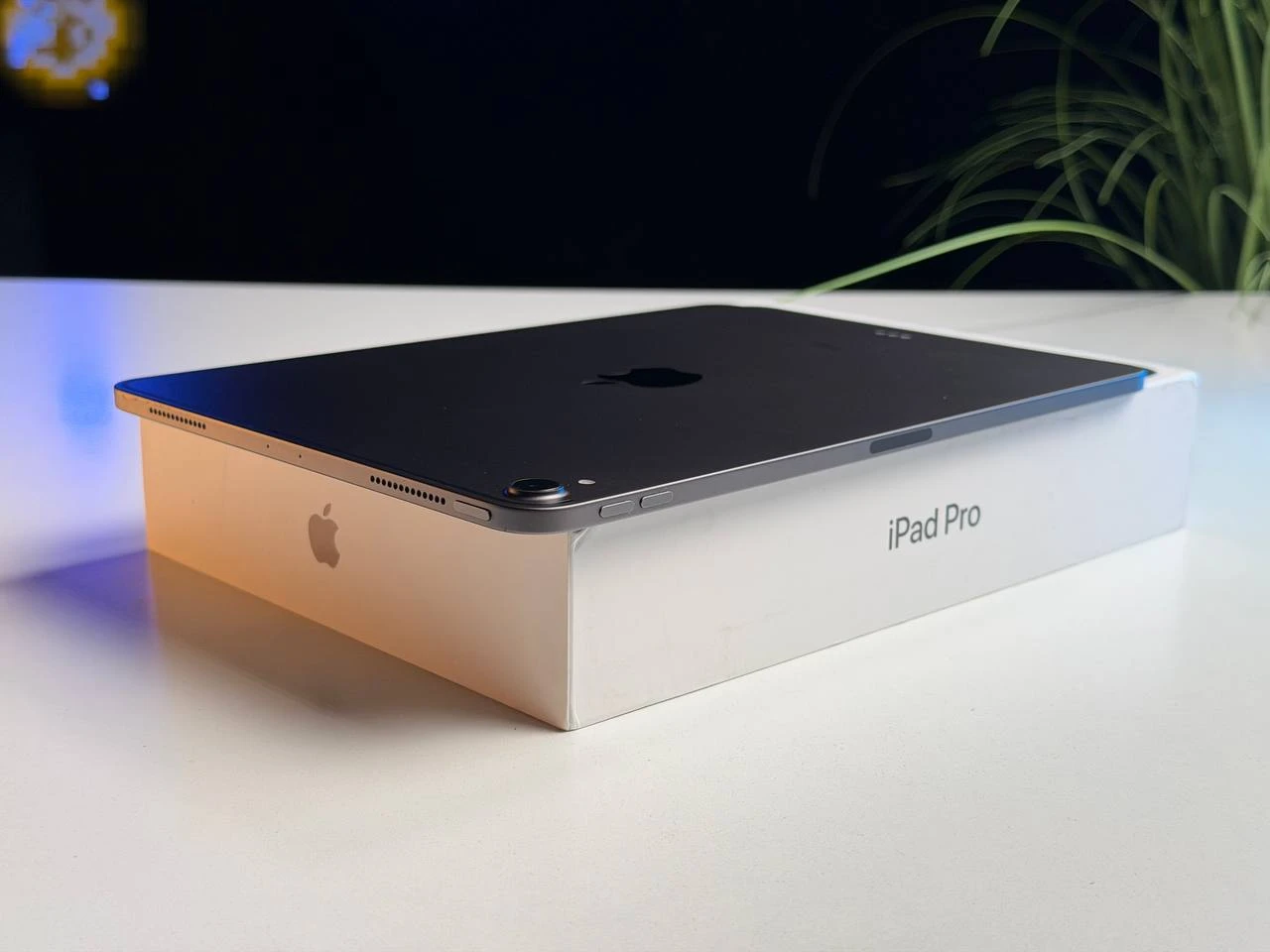 ВЖИВАНИЙ Б/У iPad Pro 11" 2018 Wi-Fi 256GB Space Gray (MTXQ2) - Состояние: хороший | Аккумулятор: 79% | Комплектация: iPad, кабель, чехол | Гарантия: 3 мес.