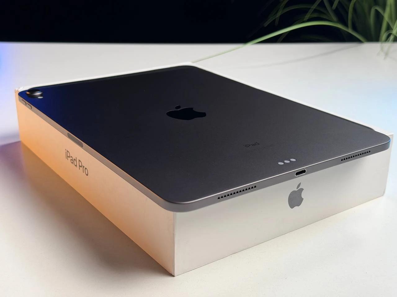 ВЖИВАНИЙ Б/У iPad Pro 11" 2018 Wi-Fi 256GB Space Gray (MTXQ2) - Состояние: хороший | Аккумулятор: 79% | Комплектация: iPad, кабель, чехол | Гарантия: 3 мес.
