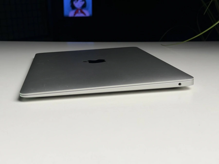 ВЖИВАНИЙ Б/У MacBook Air 13" M1/8CPU/7GPU/8GB/256GB Silver 2020 (MGN93) - Состояние: удовлетворительный | Аккумулятор: 82% | Комплектация: MacBook, зарядка | Гарантия: 3 мес.
