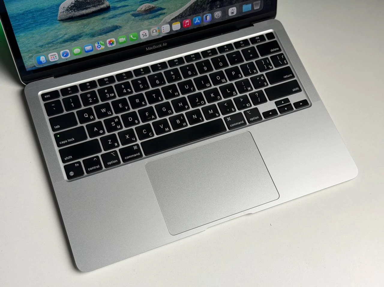 ВЖИВАНИЙ Б/У MacBook Air 13" M1/8CPU/7GPU/8GB/256GB Silver 2020 (MGN93) - Состояние: удовлетворительный | Аккумулятор: 82% | Комплектация: MacBook, зарядка | Гарантия: 3 мес.