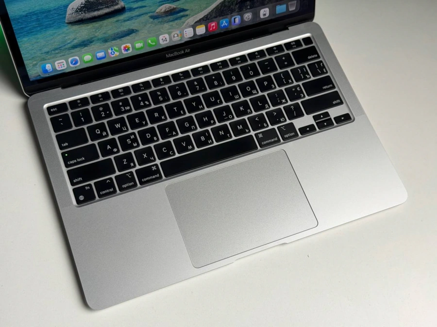 ВЖИВАНИЙ Б/У MacBook Air 13" M1/8CPU/7GPU/8GB/256GB Silver 2020 (MGN93) - Состояние: удовлетворительный | Аккумулятор: 82% | Комплектация: MacBook, зарядка | Гарантия: 3 мес.
