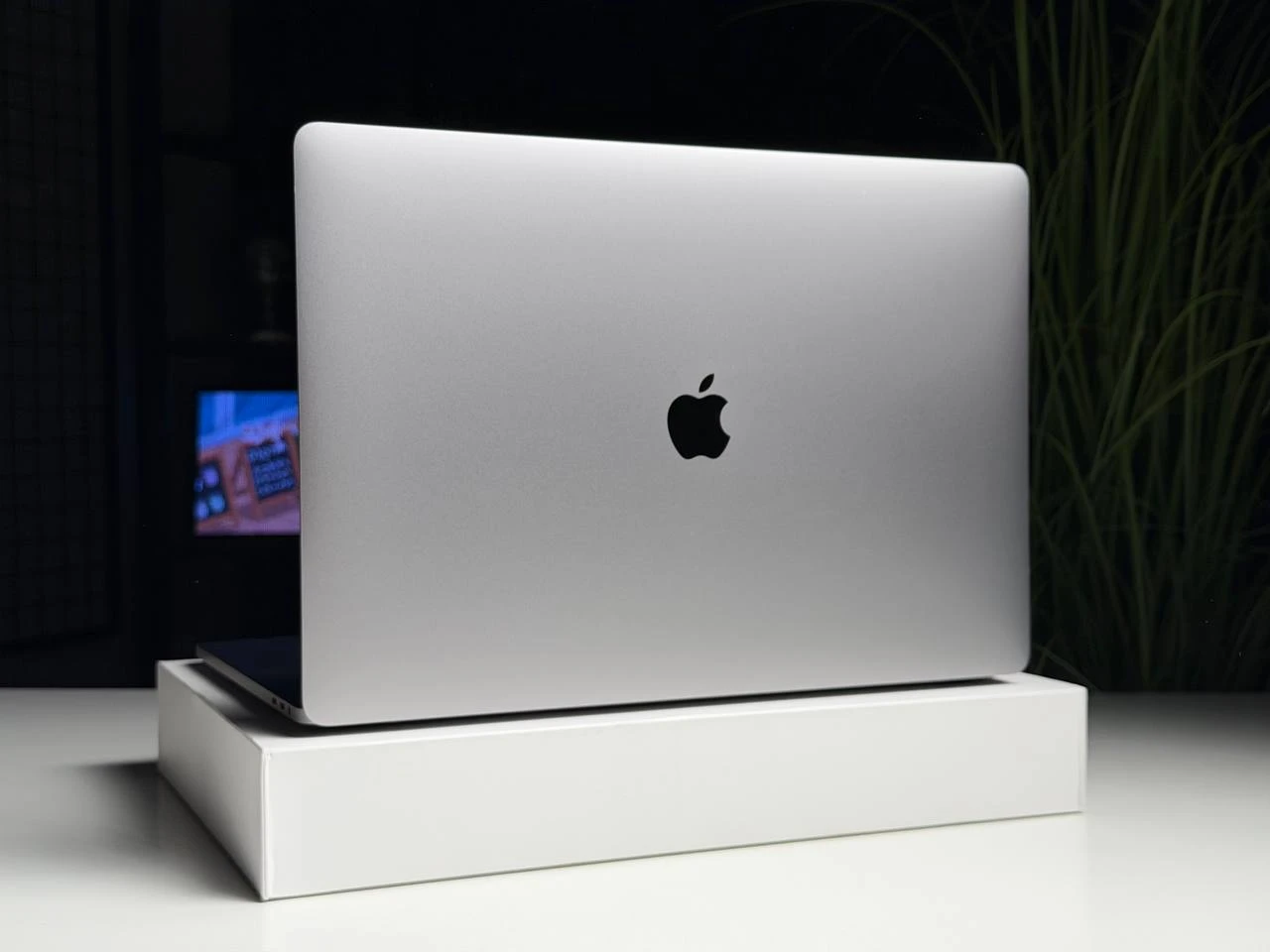 ВЖИВАНИЙ Б/У MacBook Pro 16" Space Gray (MVVK2) 2019 - Стан: гарний | Акумулятор: 81% | Комплектація: MacBook, зарядка | Гарантія: 3 міс.