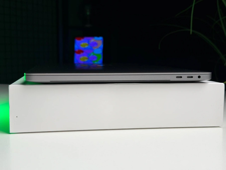 ВЖИВАНИЙ Б/У MacBook Pro 16" Space Gray (MVVK2) 2019 - Стан: гарний | Акумулятор: 81% | Комплектація: MacBook, зарядка | Гарантія: 3 міс.
