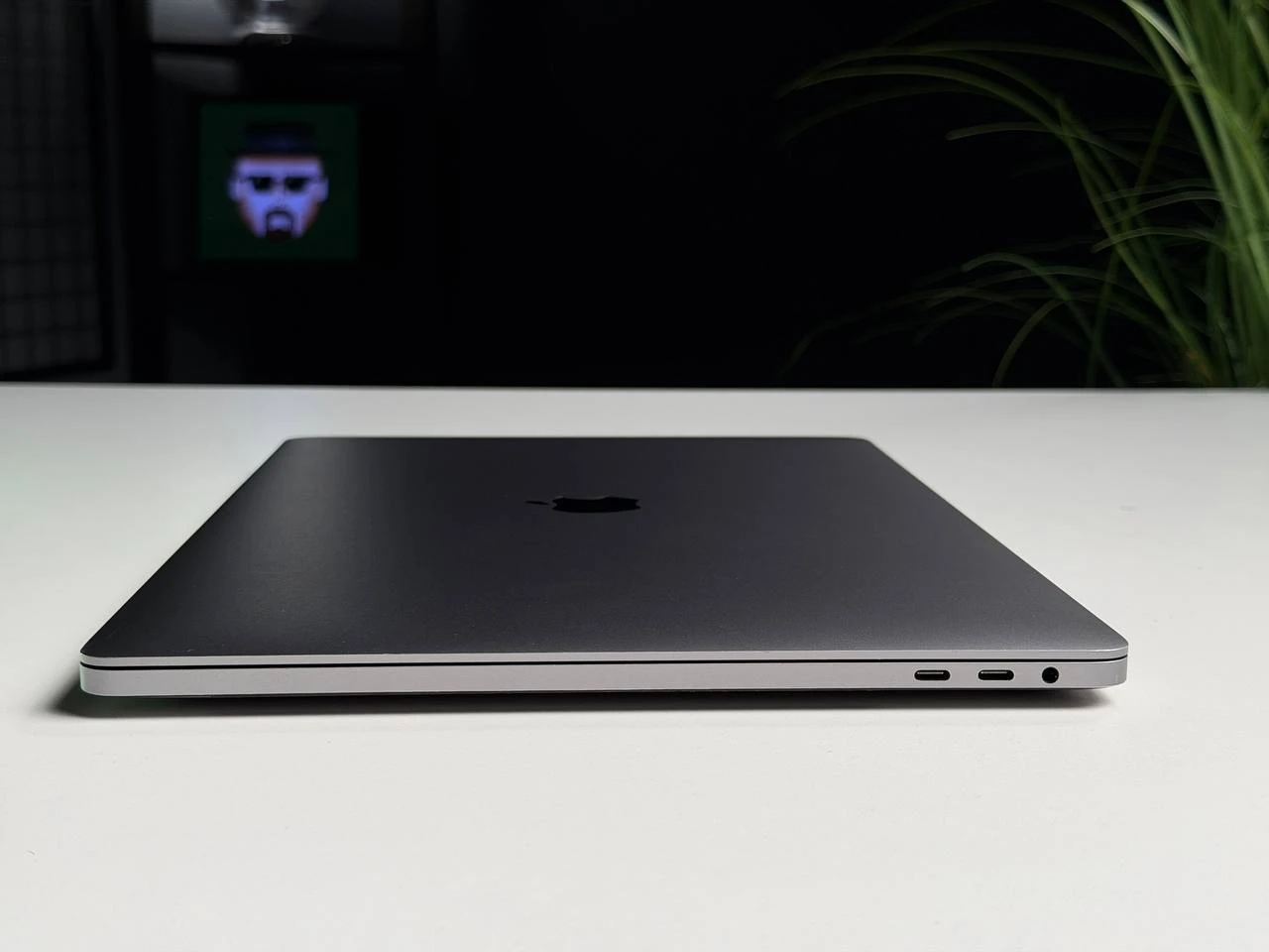 ВЖИВАНИЙ Б/У MacBook Pro 16" Space Gray (MVVJ2) 2019 - Состояние: хороший | Аккумулятор: 81% | Комплектация: MacBook, зарядка | Гарантия: 3 мес.