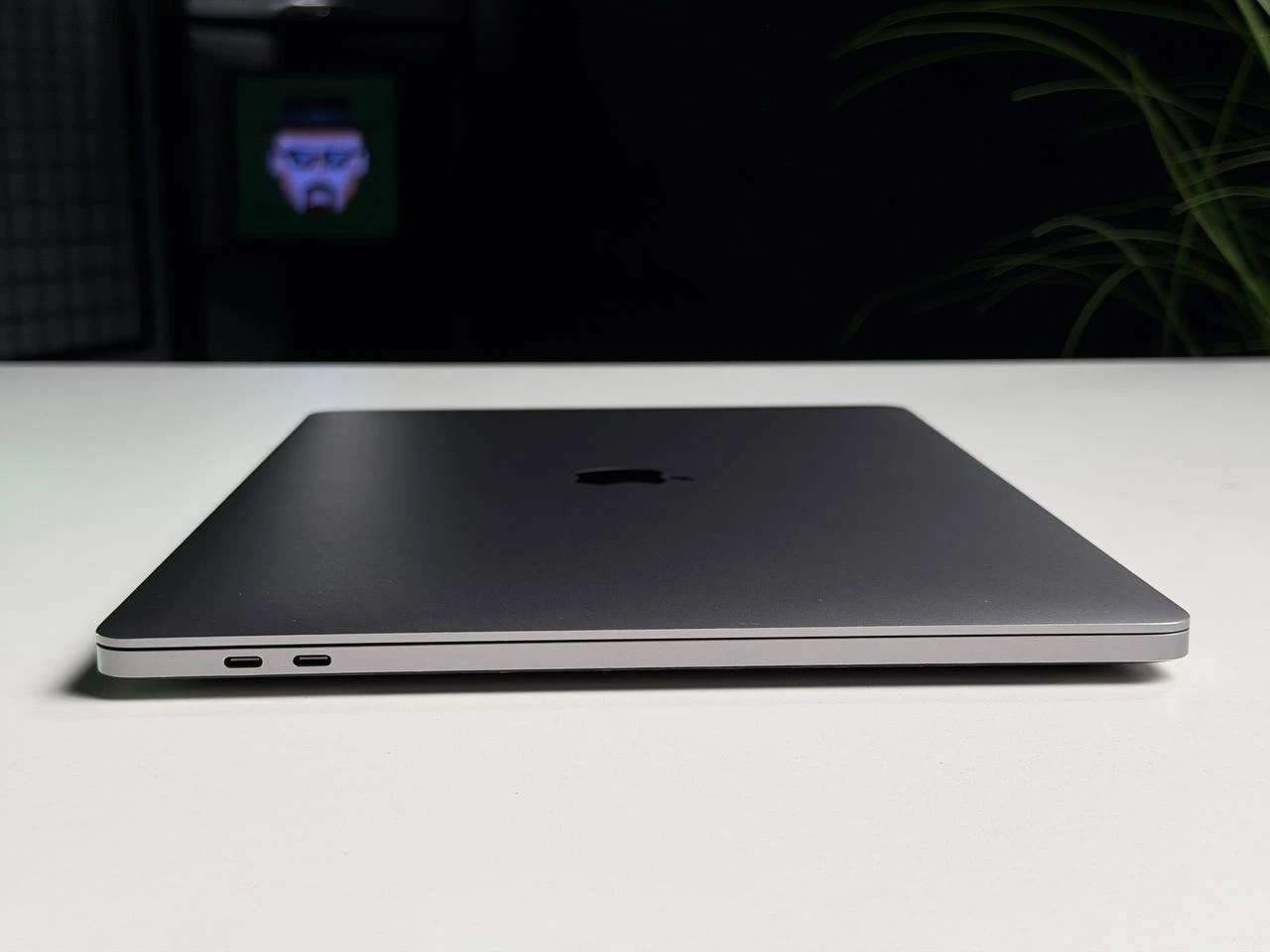 ВЖИВАНИЙ Б/У MacBook Pro 16" Space Gray (MVVJ2) 2019 - Состояние: хороший | Аккумулятор: 81% | Комплектация: MacBook, зарядка | Гарантия: 3 мес.