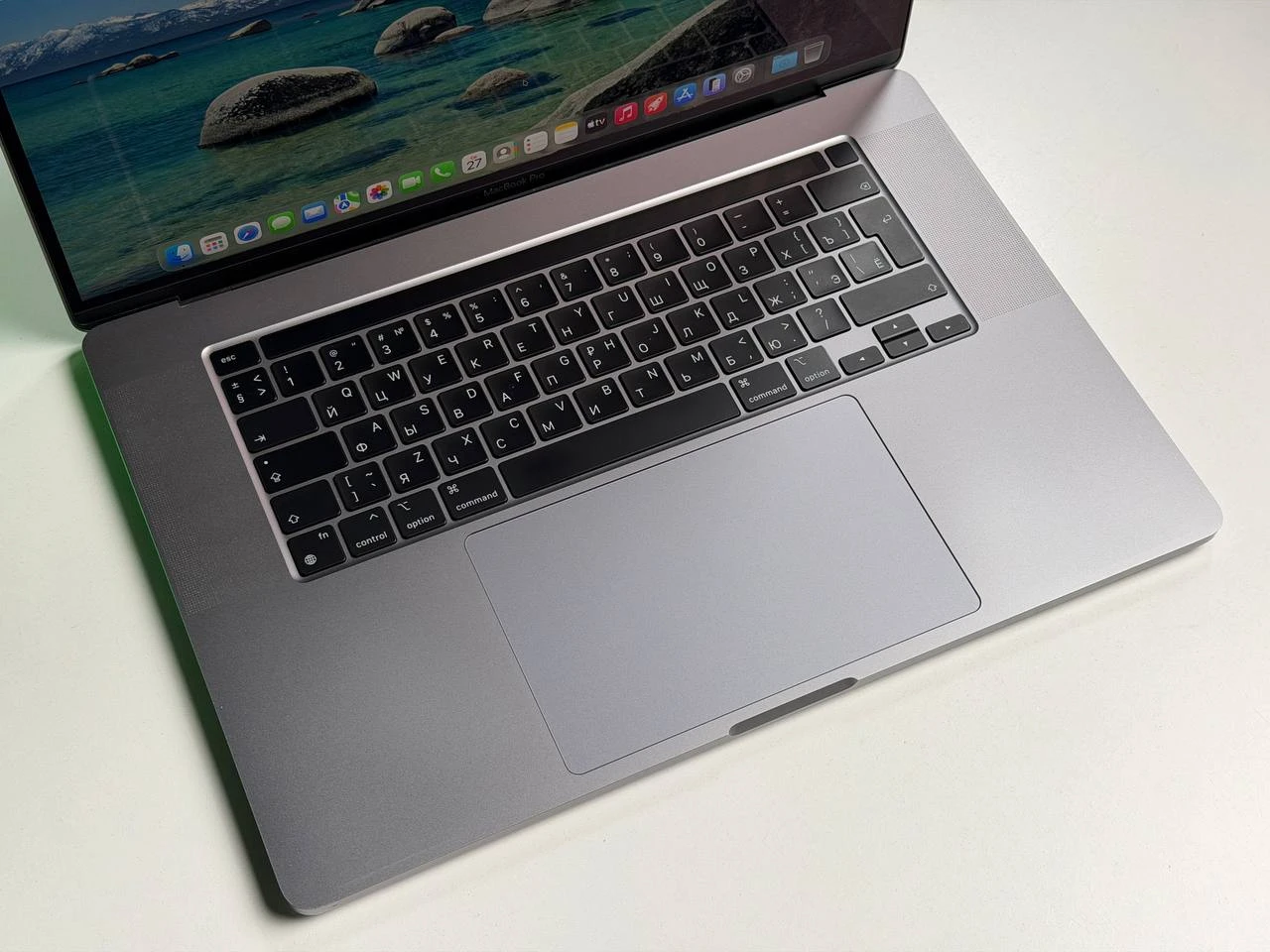 ВЖИВАНИЙ Б/У MacBook Pro 16" Space Gray (MVVJ2) 2019 - Состояние: хороший | Аккумулятор: 81% | Комплектация: MacBook, зарядка | Гарантия: 3 мес.