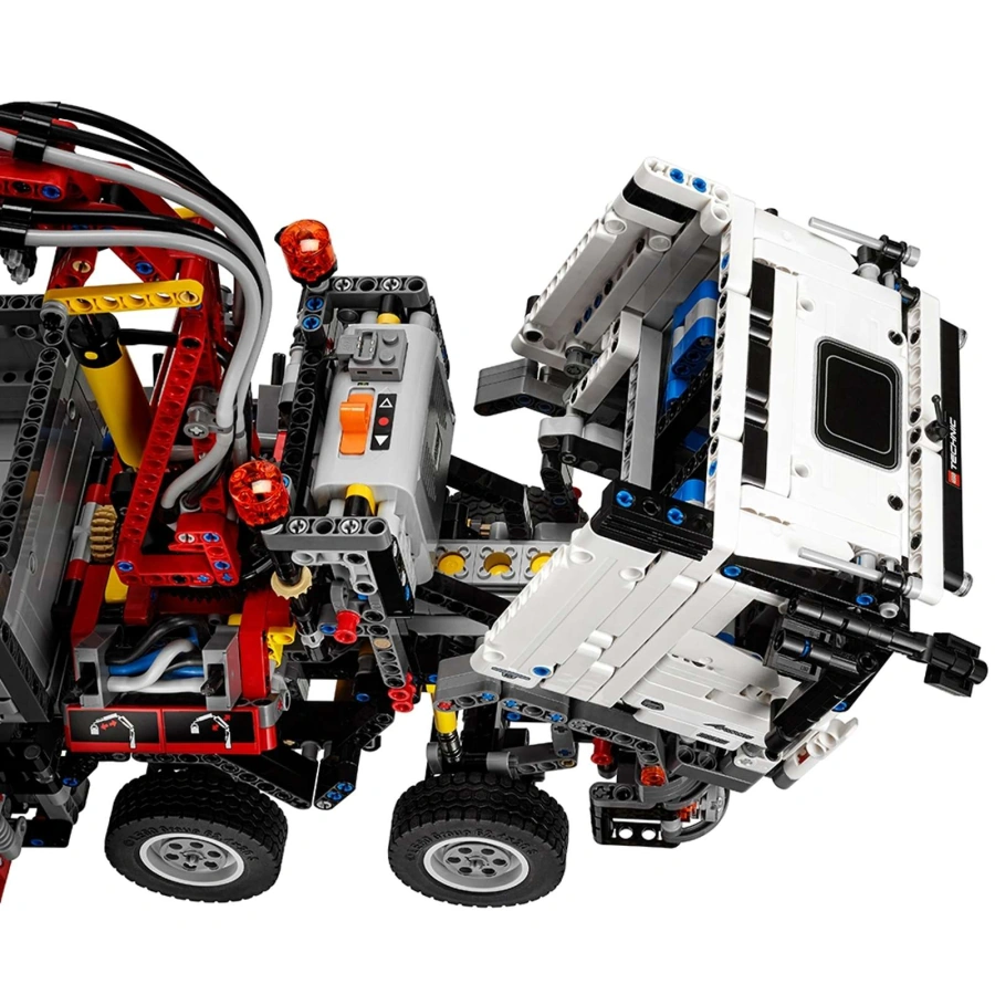 Авто-конструктор LEGO Technic Mercedes-Benz Arocs (42043)