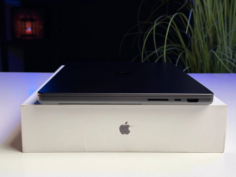 ВІТРИННИЙ Apple MacBook Pro 14" M5/10CPU/10GPU/24GB/1TB Space Black 2025 (MDE34) - Стан: гарний | Акумулятор: 100% | Комплектація: повний | Гарантія: 3 міс.
