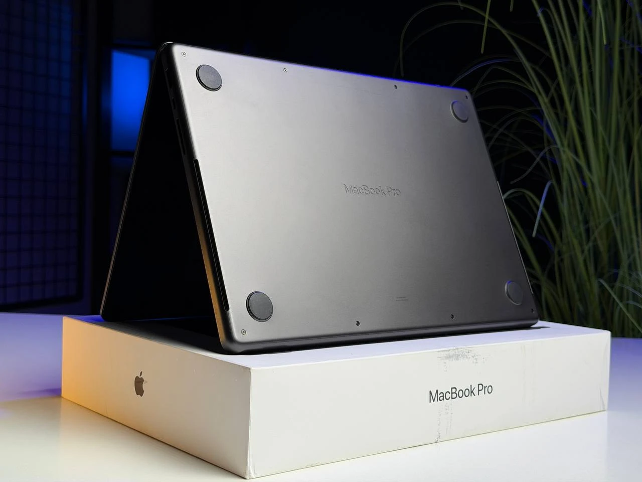 ВІТРИННИЙ Apple MacBook Pro 14" M5/10CPU/10GPU/24GB/1TB Space Black 2025 (MDE34) - Стан: гарний | Акумулятор: 100% | Комплектація: повний | Гарантія: 3 міс.