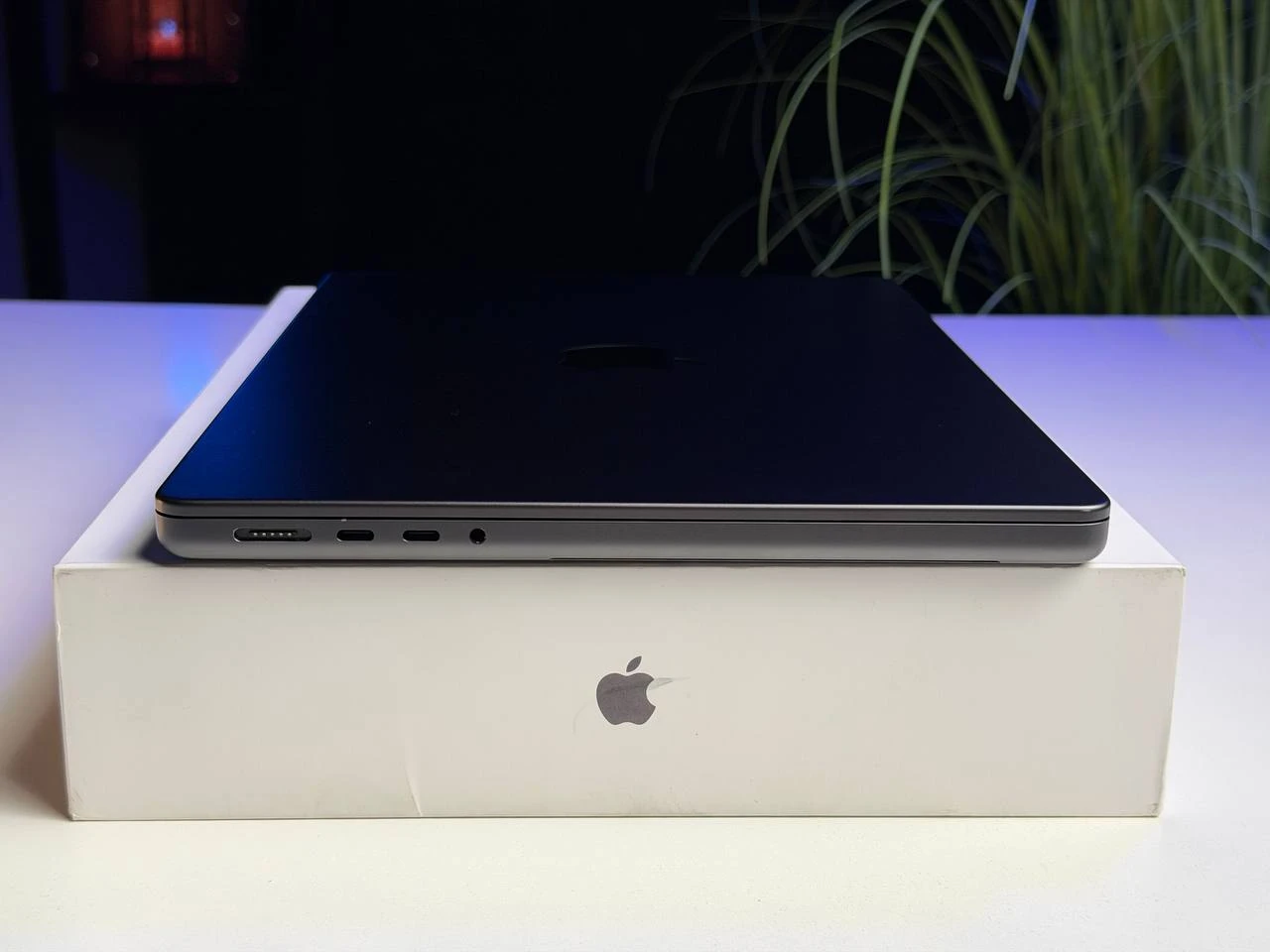 ВІТРИННИЙ Apple MacBook Pro 14" M5/10CPU/10GPU/24GB/1TB Space Black 2025 (MDE34) - Стан: гарний | Акумулятор: 100% | Комплектація: повний | Гарантія: 3 міс.