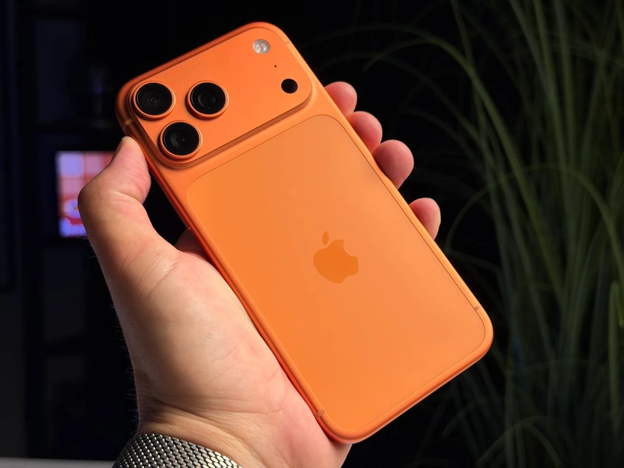 ВИТРИННЫЙ Apple iPhone 17 Pro Max 1TB eSim Cosmic Orange (MFXP4, MFYG4) - Состояние: идеальное | Аккумулятор: 100% | Комплектация: iPhone, кабель | Гарантия: 12 мес.