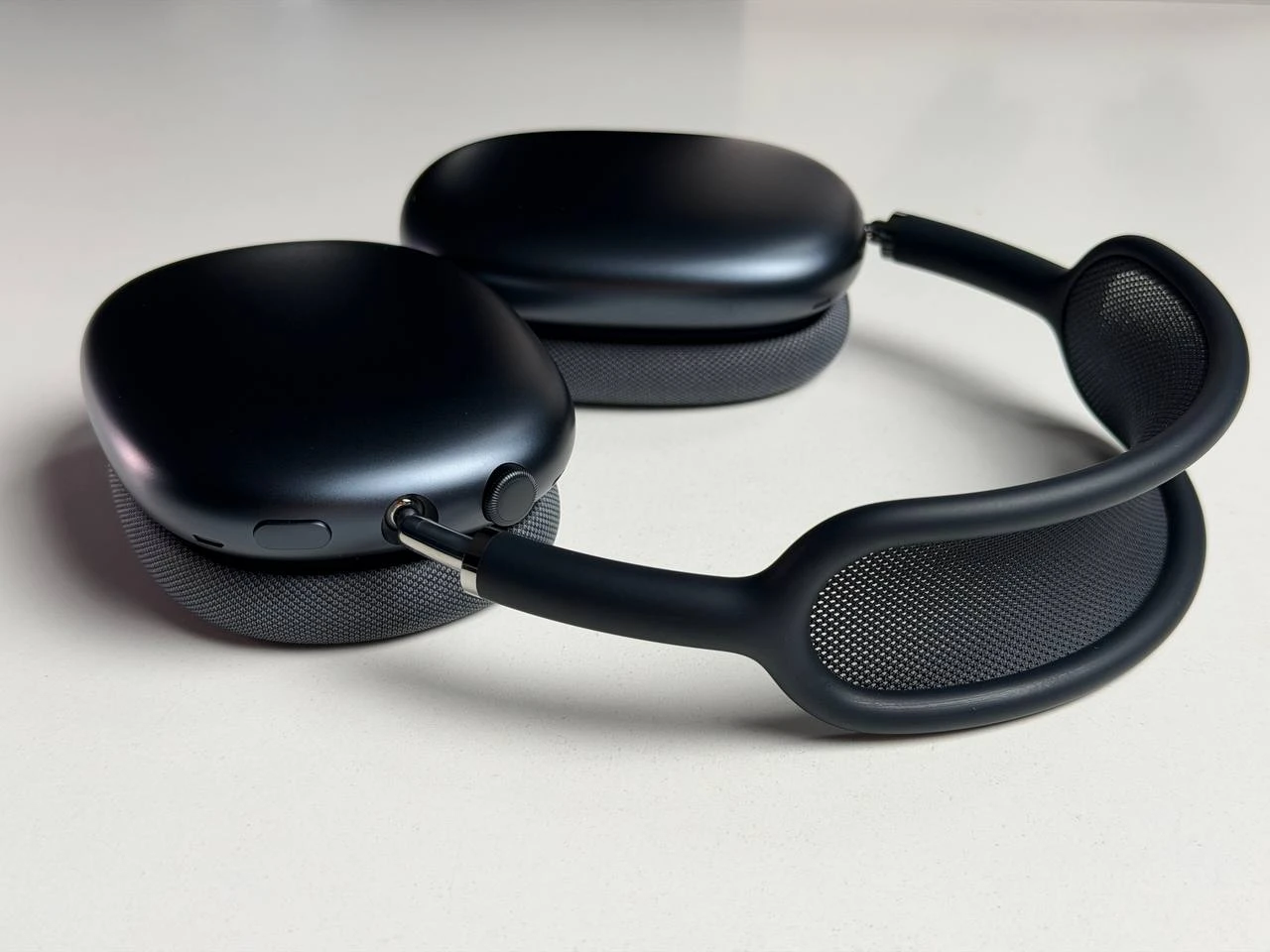 ВИТРИННЫЕ Наушники Apple AirPods Max [USB-C] 2024 - Midnight (MWW43) - Состояние: хороший | Аккумулятор: 100% | Комплектация: полный | Гарантия: 3 мес.