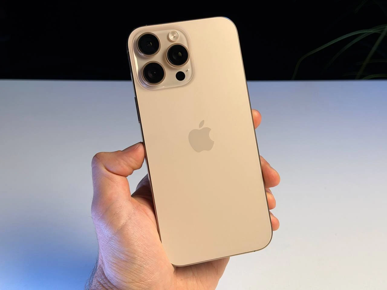 ВЖИВАНИЙ Б/У Apple iPhone 16 Pro Max 256GB Desert Titanium (MYWX3) - Состояние: хороший | Аккумулятор: 90% | Комплектация: iPhone, кабель | Гарантия: 3 мес.
