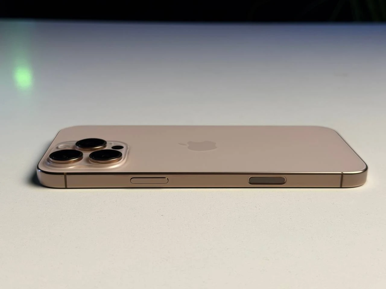 ВЖИВАНИЙ Б/У Apple iPhone 16 Pro Max 256GB Desert Titanium (MYWX3) - Состояние: хороший | Аккумулятор: 90% | Комплектация: iPhone, кабель | Гарантия: 3 мес.
