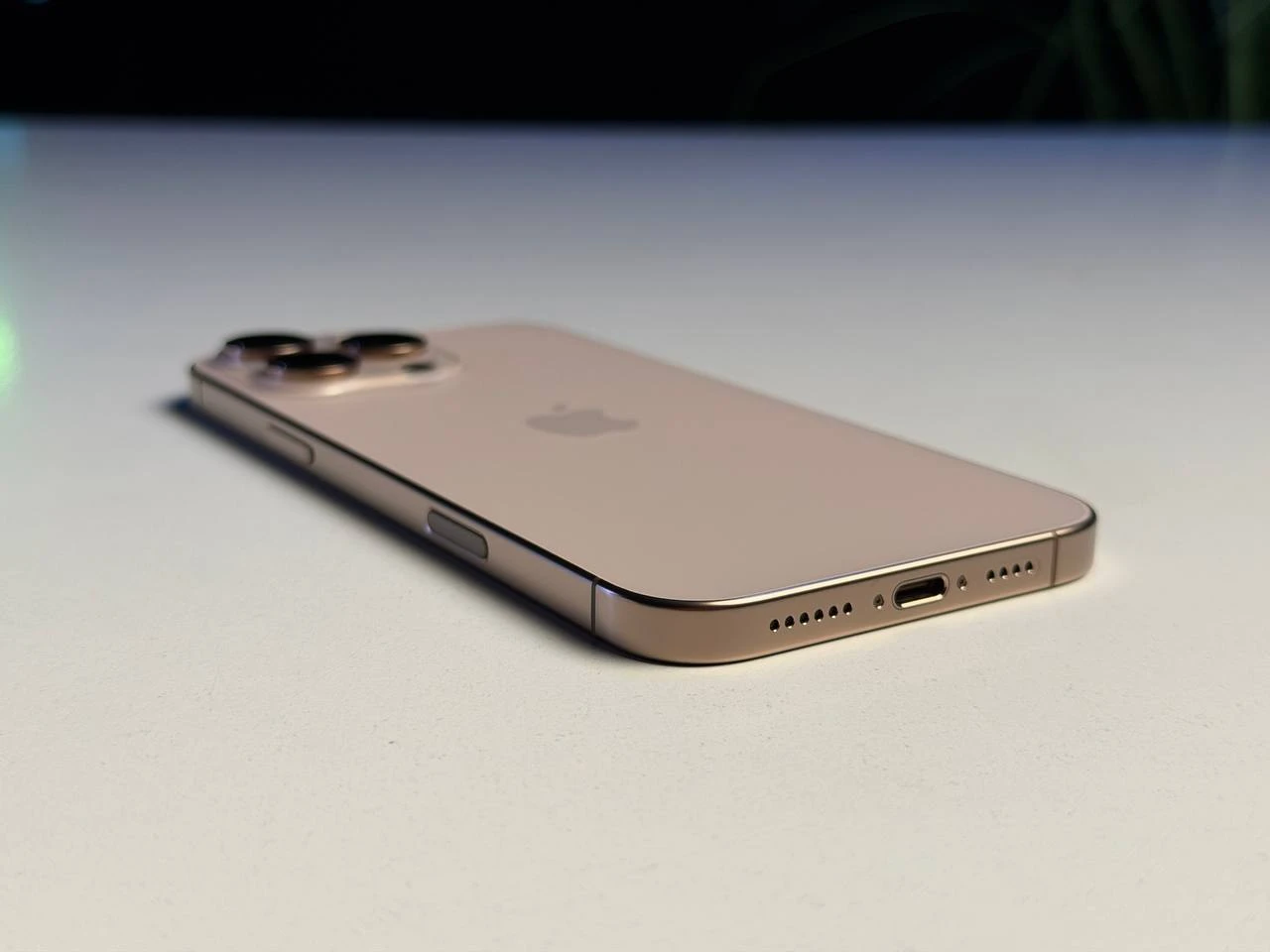 ВЖИВАНИЙ Б/У Apple iPhone 16 Pro Max 256GB Desert Titanium (MYWX3) - Состояние: хороший | Аккумулятор: 90% | Комплектация: iPhone, кабель | Гарантия: 3 мес.