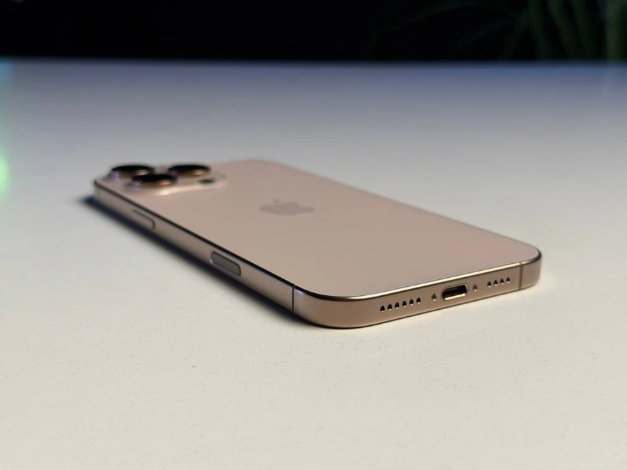 ВЖИВАНИЙ Б/У Apple iPhone 16 Pro Max 256GB Desert Titanium (MYWX3) - Состояние: хороший | Аккумулятор: 90% | Комплектация: iPhone, кабель | Гарантия: 3 мес.