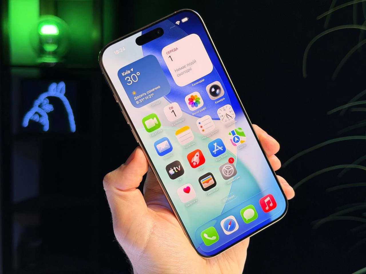 ВЖИВАНИЙ Б/У Apple iPhone 16 Pro Max 256GB Desert Titanium (MYWX3) - Состояние: хороший | Аккумулятор: 90% | Комплектация: iPhone, кабель | Гарантия: 3 мес.