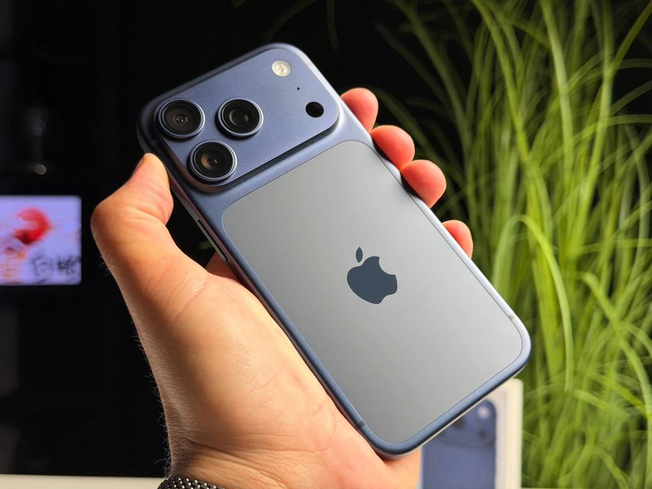 ВЖИВАНИЙ Б/У Apple iPhone 17 Pro 256GB Deep Blue (MG8J4) - Состояние: идеальное | Аккумулятор: 100% | Комплектация: полный | Гарантия: 3 мес.