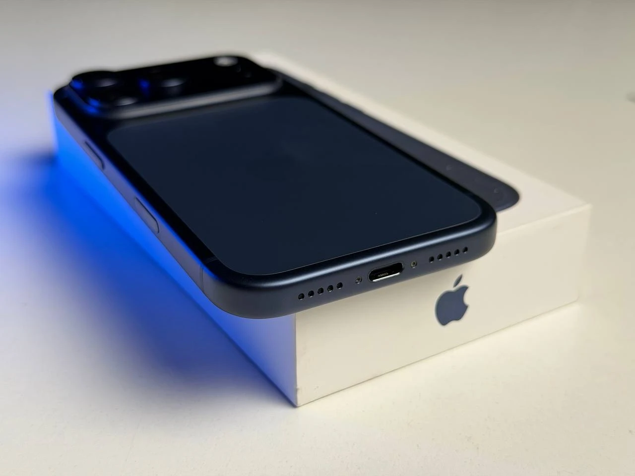 ВЖИВАНИЙ Б/У Apple iPhone 17 Pro 256GB Deep Blue (MG8J4) - Состояние: идеальное | Аккумулятор: 100% | Комплектация: полный | Гарантия: 3 мес.