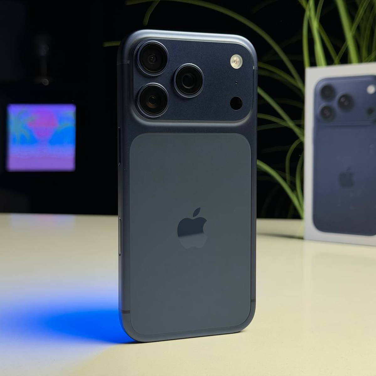 ВЖИВАНИЙ Б/У Apple iPhone 17 Pro 256GB Deep Blue (MG8J4) - Состояние: идеальное | Аккумулятор: 100% | Комплектация: полный | Гарантия: 3 мес.
