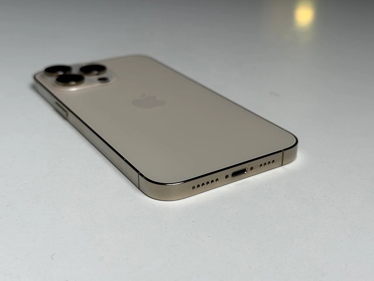 ВЖИВАНИЙ Б/У Apple iPhone 14 Pro Max 256GB Gold (MQ9W3) - Стан: задовільний | Акумулятор: 87% | Комплектація: iPhone, кабель | Гарантія: 3 міс.