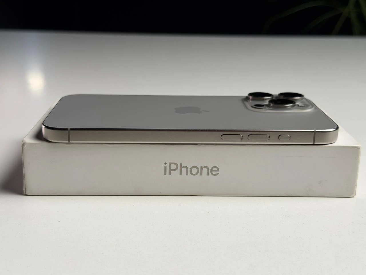 ВЖИВАНИЙ Б/У Apple iPhone 15 Pro Max 256GB Natural Titanium eSim (MU683) - Состояние: хороший | Аккумулятор: 100% | Комплектация: полный | Гарантия: 3 мес.